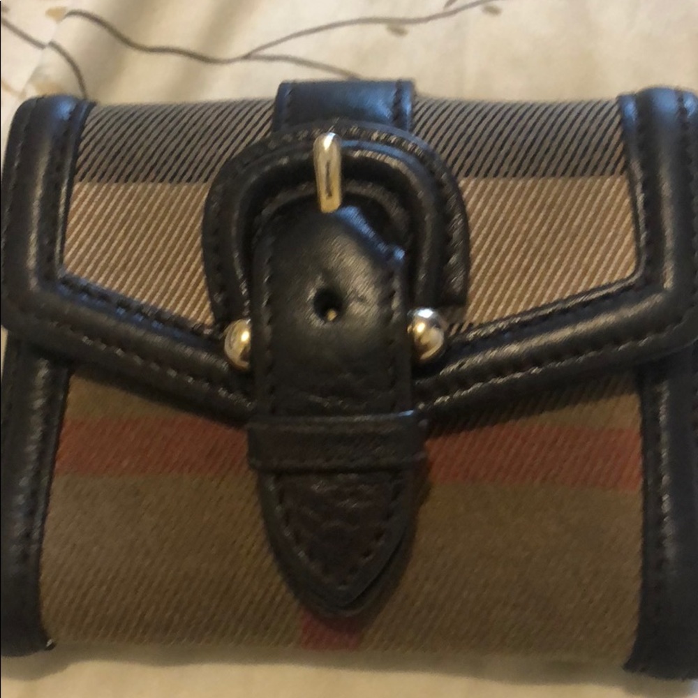 Card holder, has 3 slots and a coin pouch